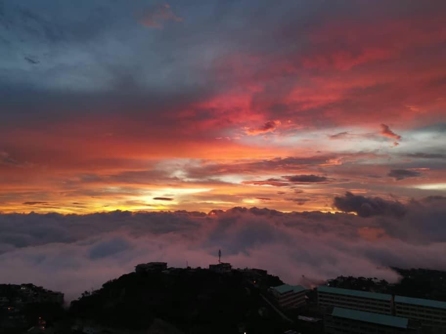 Vacation House in Baguio with Amazing Sunset Views view 2