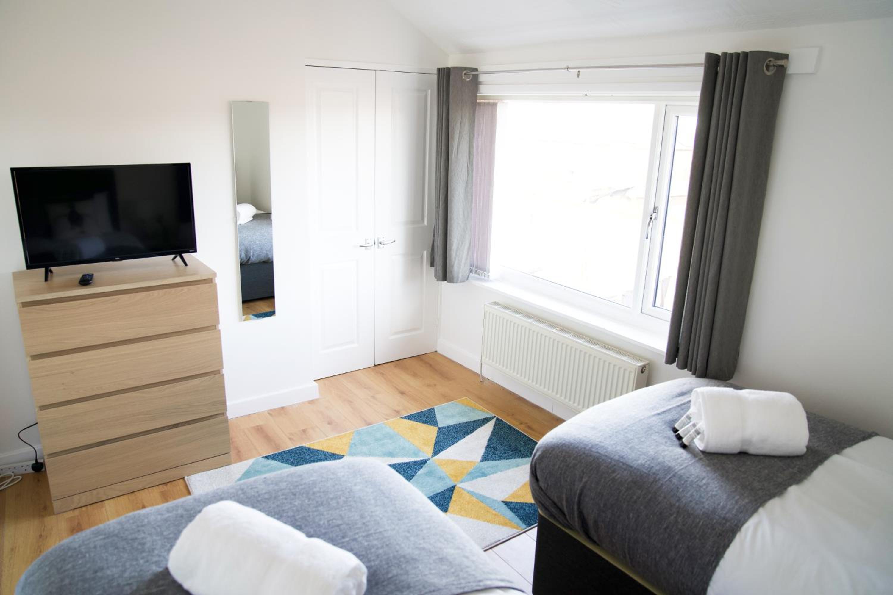 St Johns Hse-Sleeps 6-Fully Equipped-Workers-short, long stays view 3