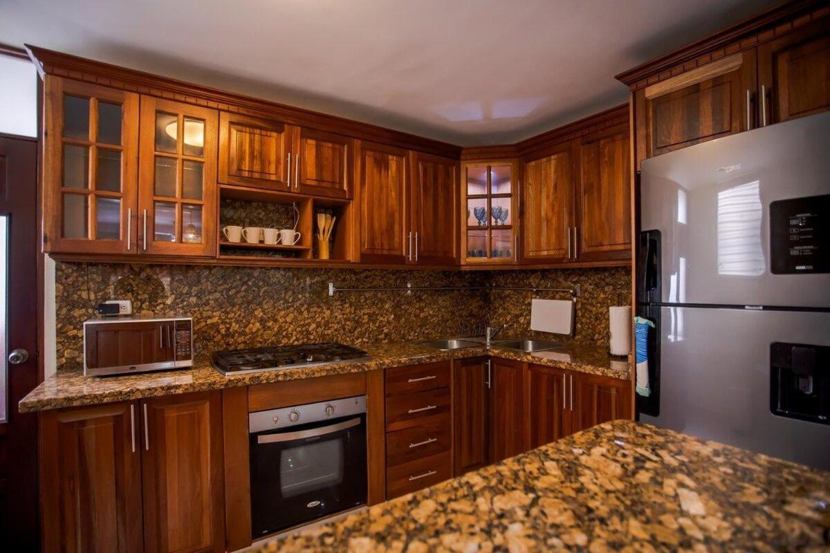 Amplio apartamento en zona exclusiva con parqueo view 2