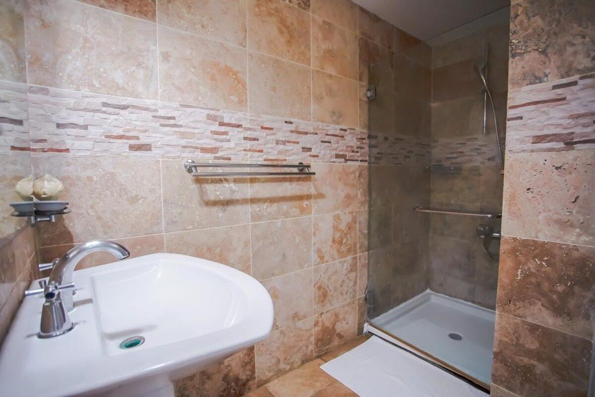 Impresionante villa con piscina Metro Country Club view 3