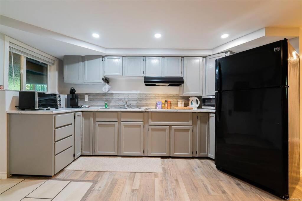 Trails End Beach House suite with hot tub and beach bedroom cabin!