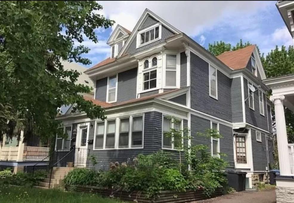Heart of Uptown - Victorian Retreat view 2