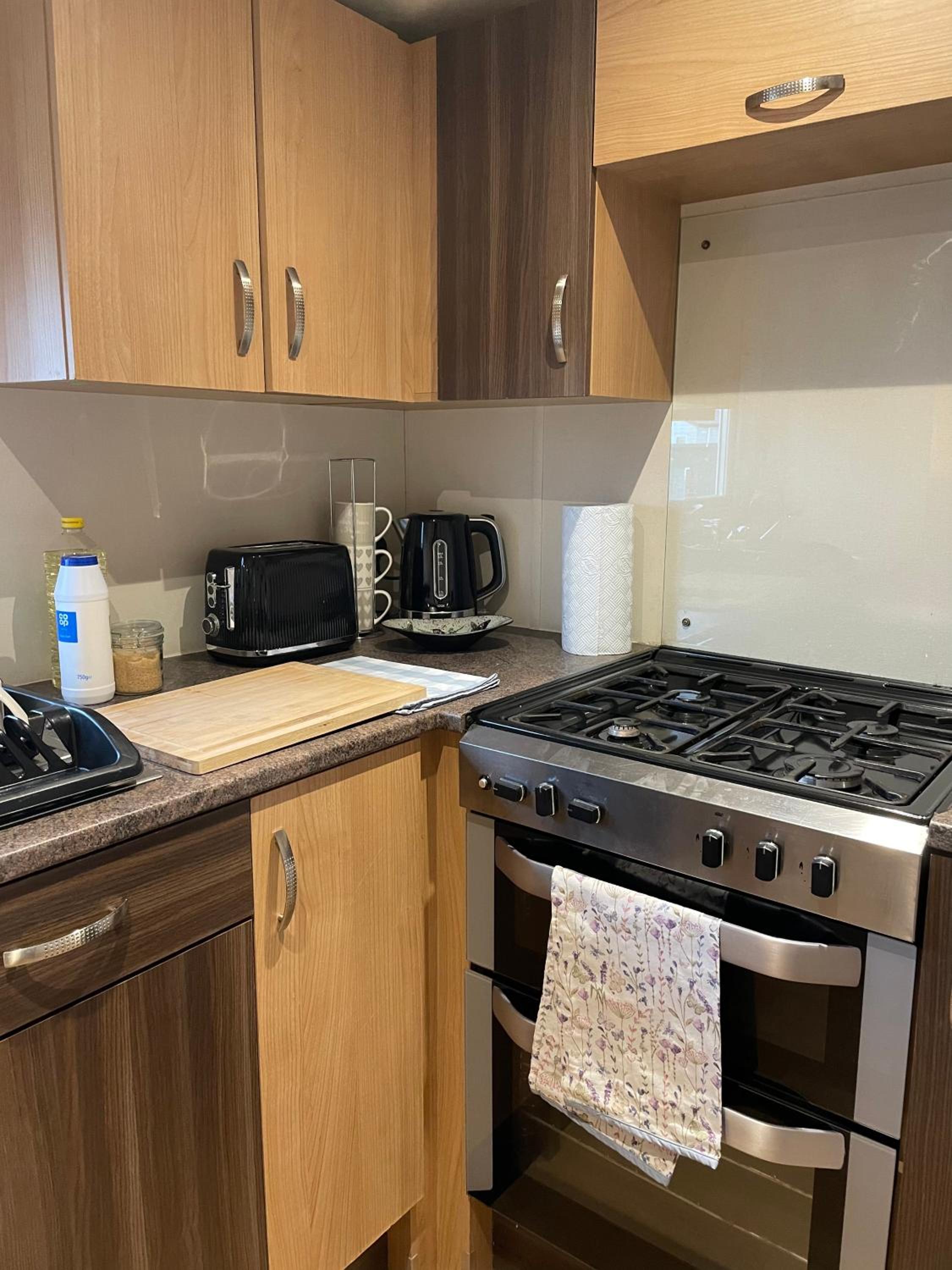 Caravan - Sleeps 10 - Pet friendly - Parking view 3