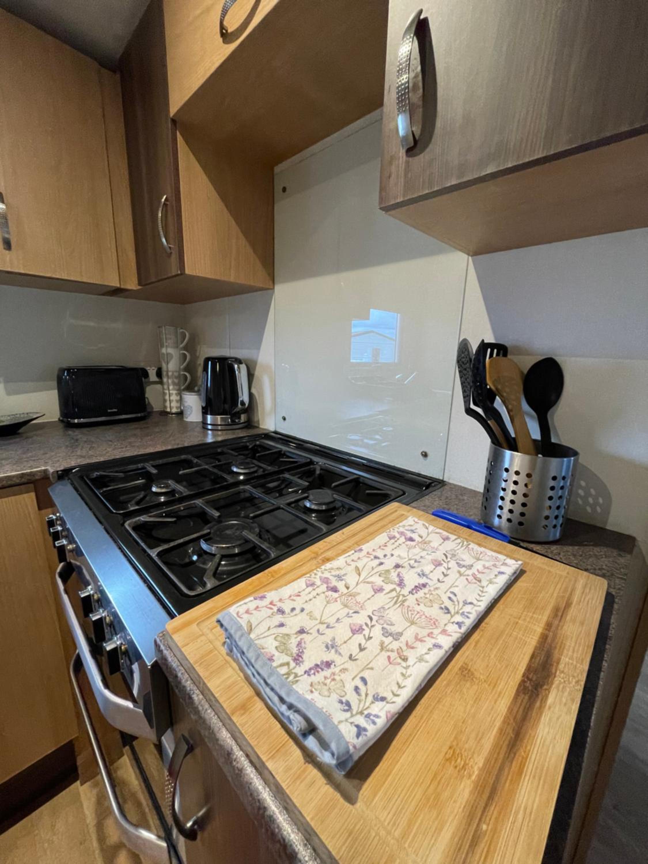 Caravan - Sleeps 10 - Pet friendly - Parking view 4