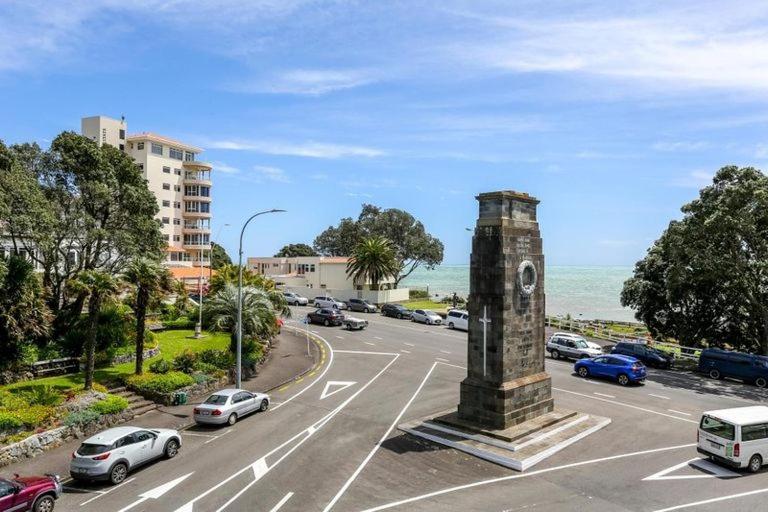 West End Precinct 2 Bedroom Apartment close to walkway and ocean