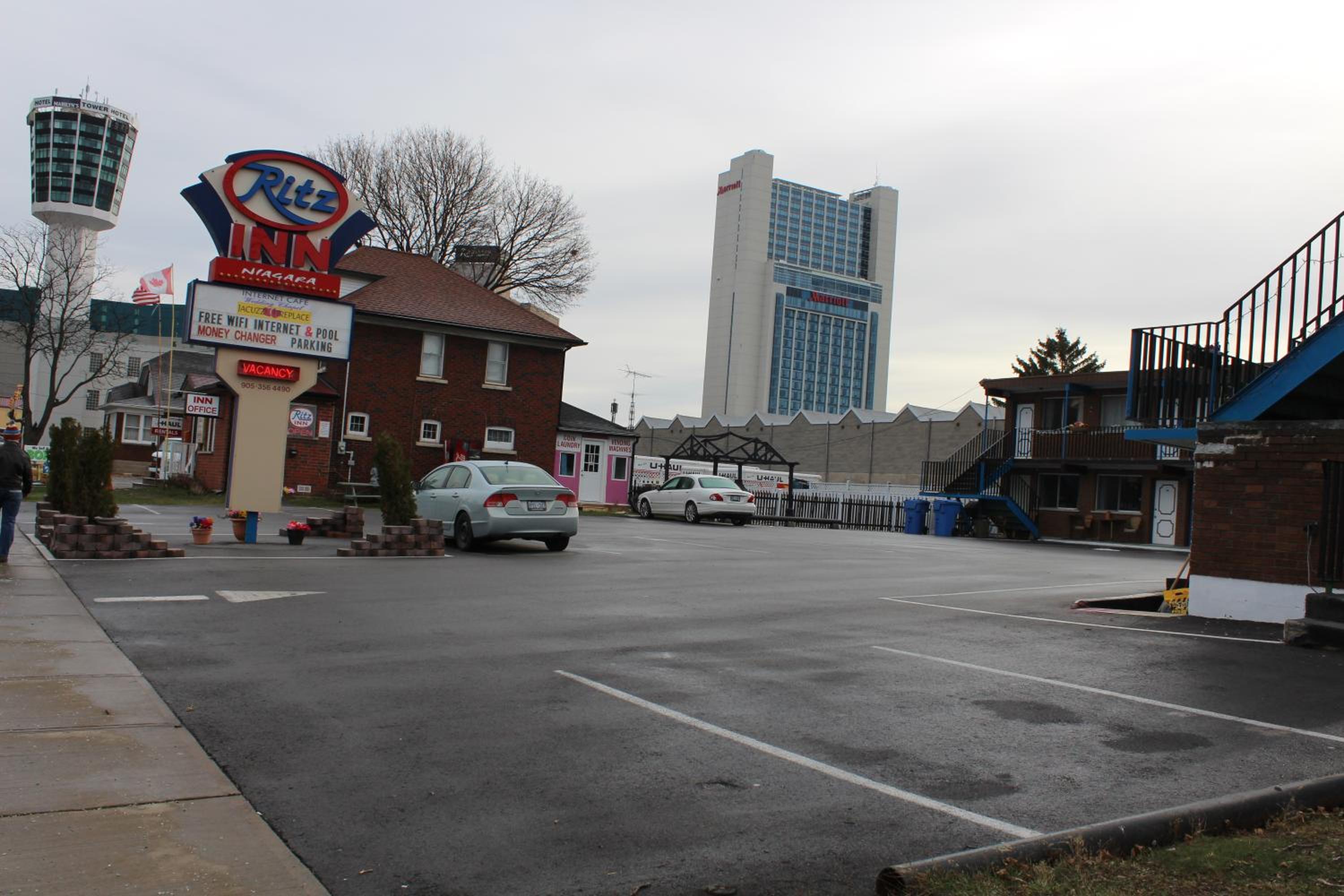 Ritz Inn Niagara - Image 2