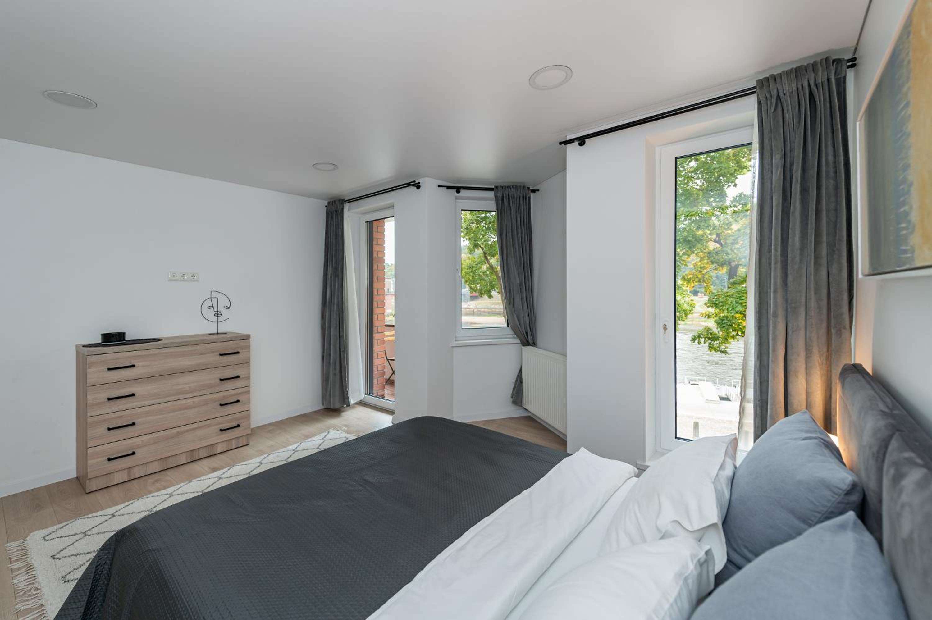 RIVERFRONT 2BD Old Town Apartment by Domvia view 3