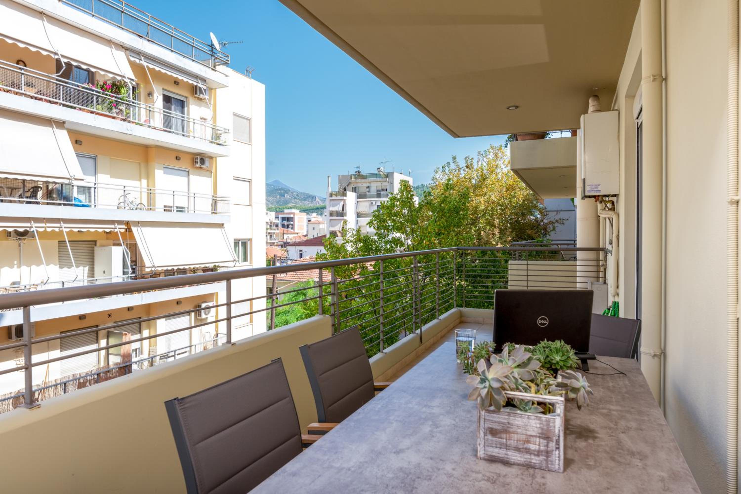 Eleni's modern apartment photo 4