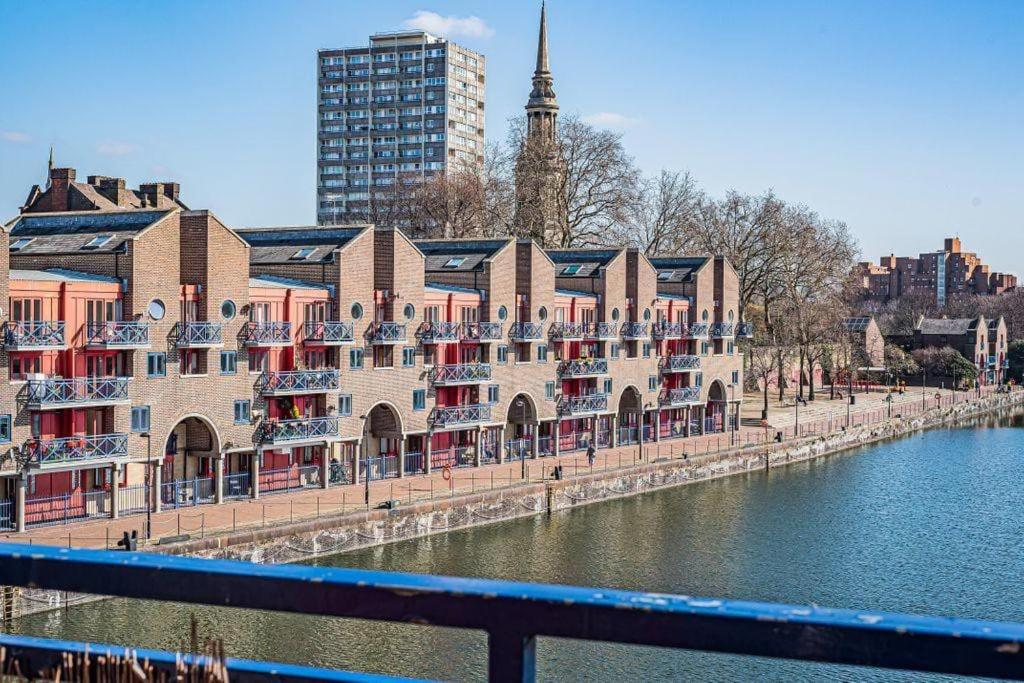 City Riverview Apartment with Parking