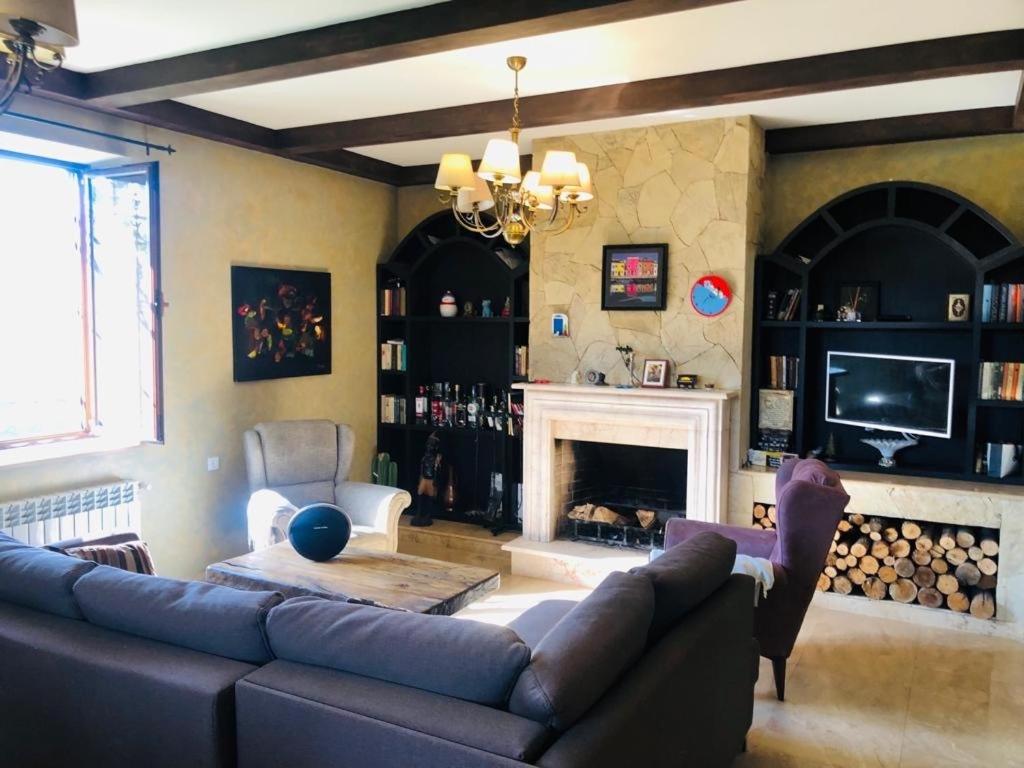 Cheerful 3-bedroom villa with pool
