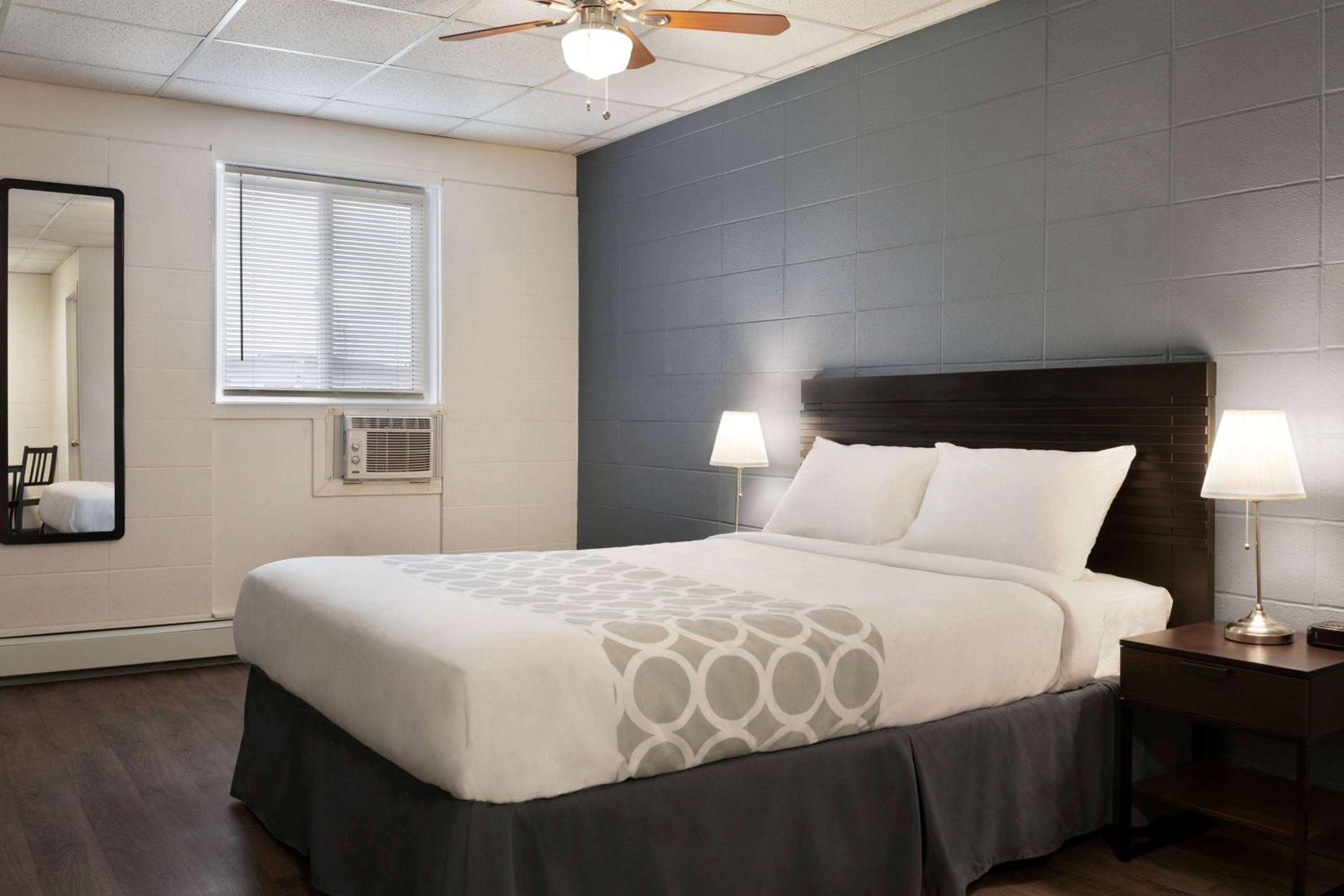Grande Prairie Vacations - Howard Johnson by Wyndham Grande Prairie - Property Image 4