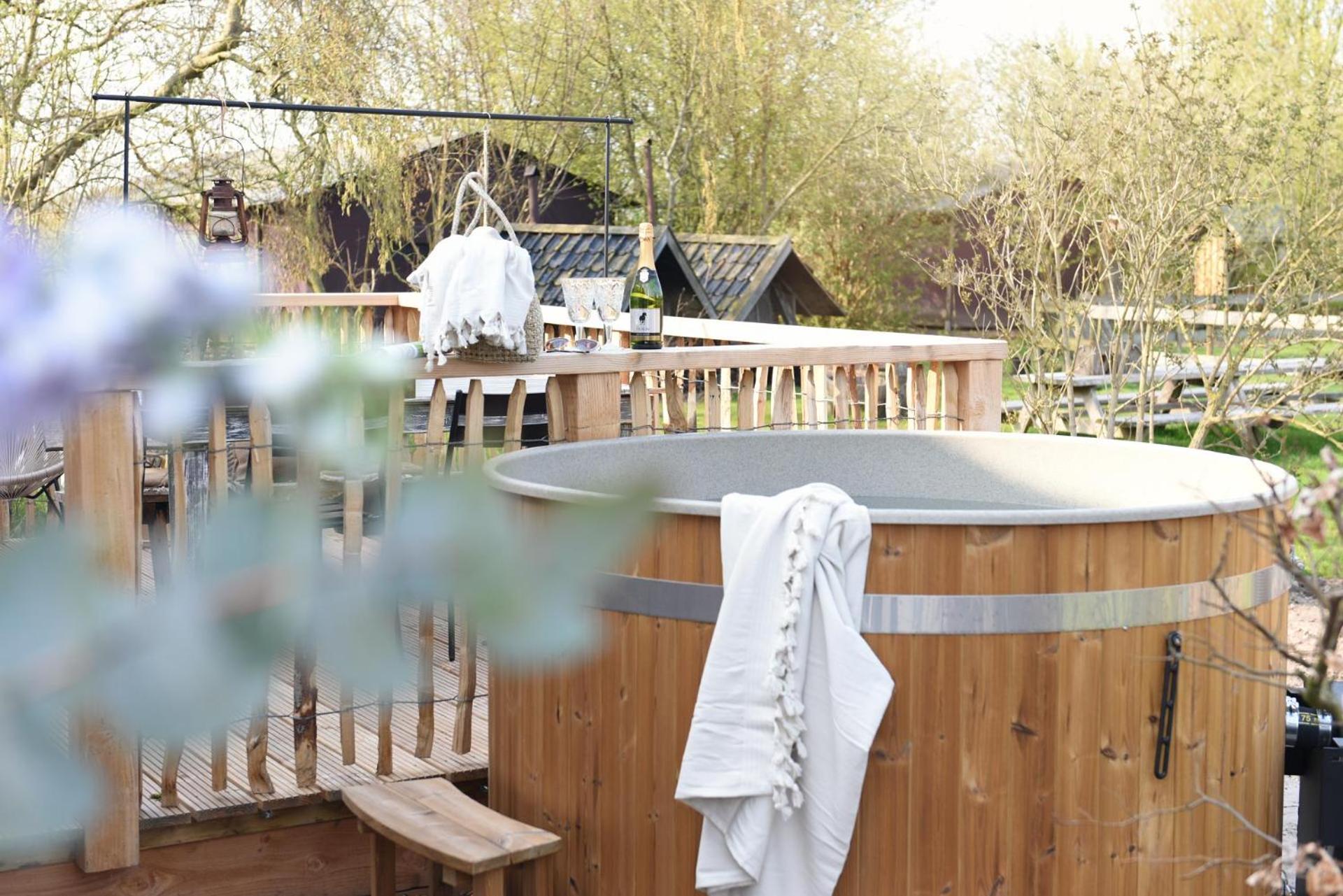 Huisje Smuk Huske nabij het water in Friesland met hottub