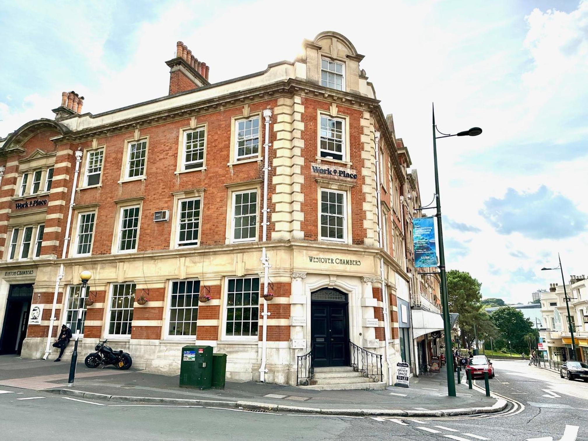 Wessex House - Cozy Town Centre Two Bedroom Apartment - Short Stroll to Beach and Nightlife