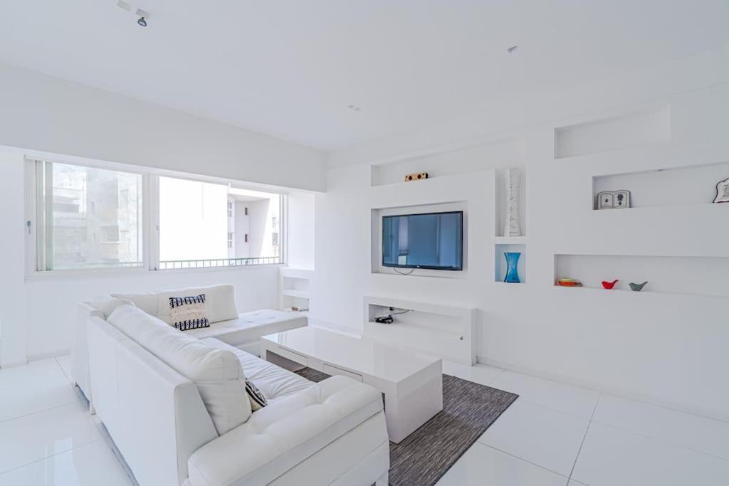 Spacious 3BR in Ben yehuda by Holiday-rentals view 3