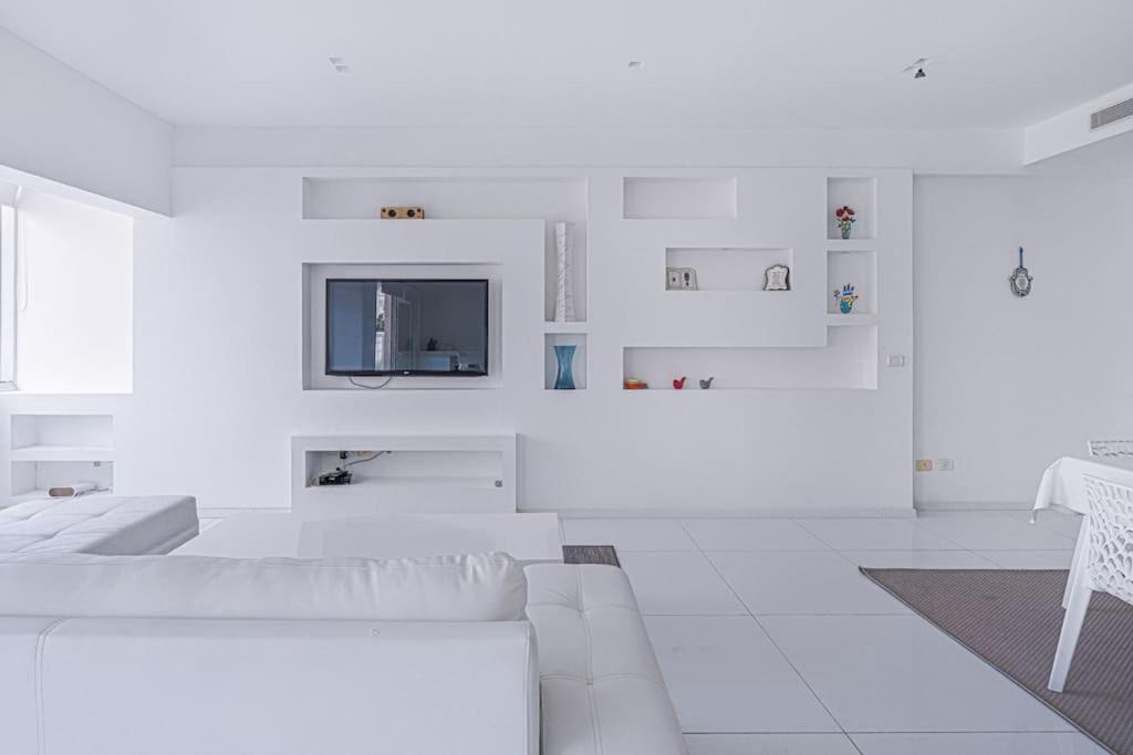 Spacious 3BR in Ben yehuda by Holiday-rentals view 4