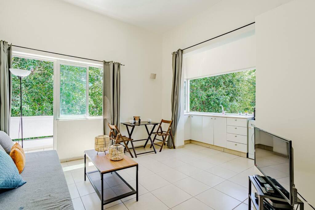 Central 1BR in Dizzengoff by Holiday-rentlas view 2