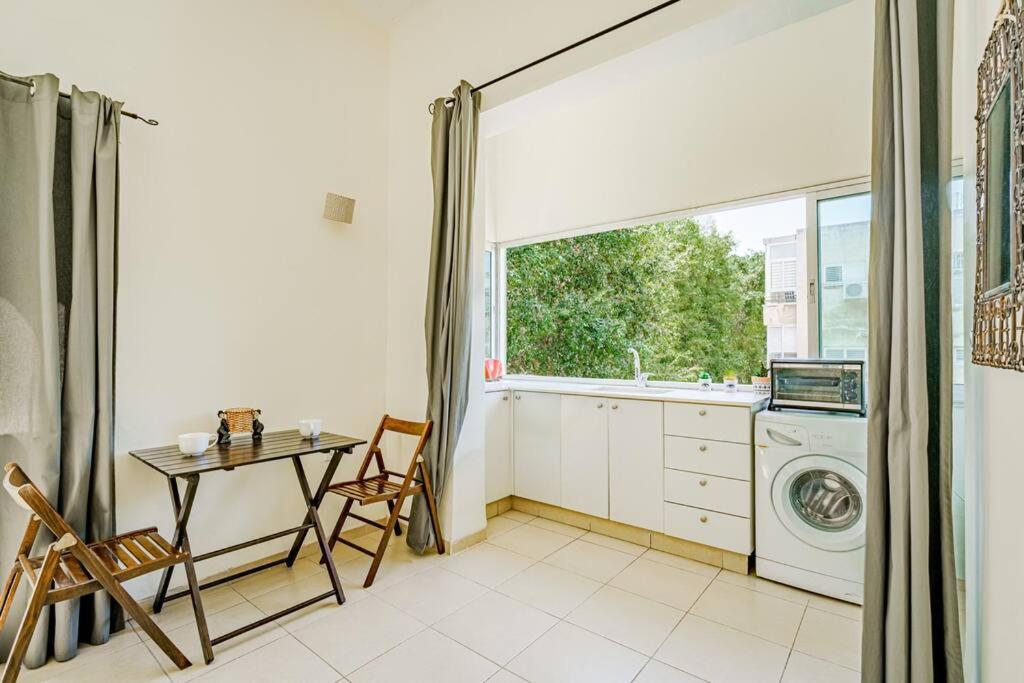 Central 1BR in Dizzengoff by Holiday-rentlas view 3