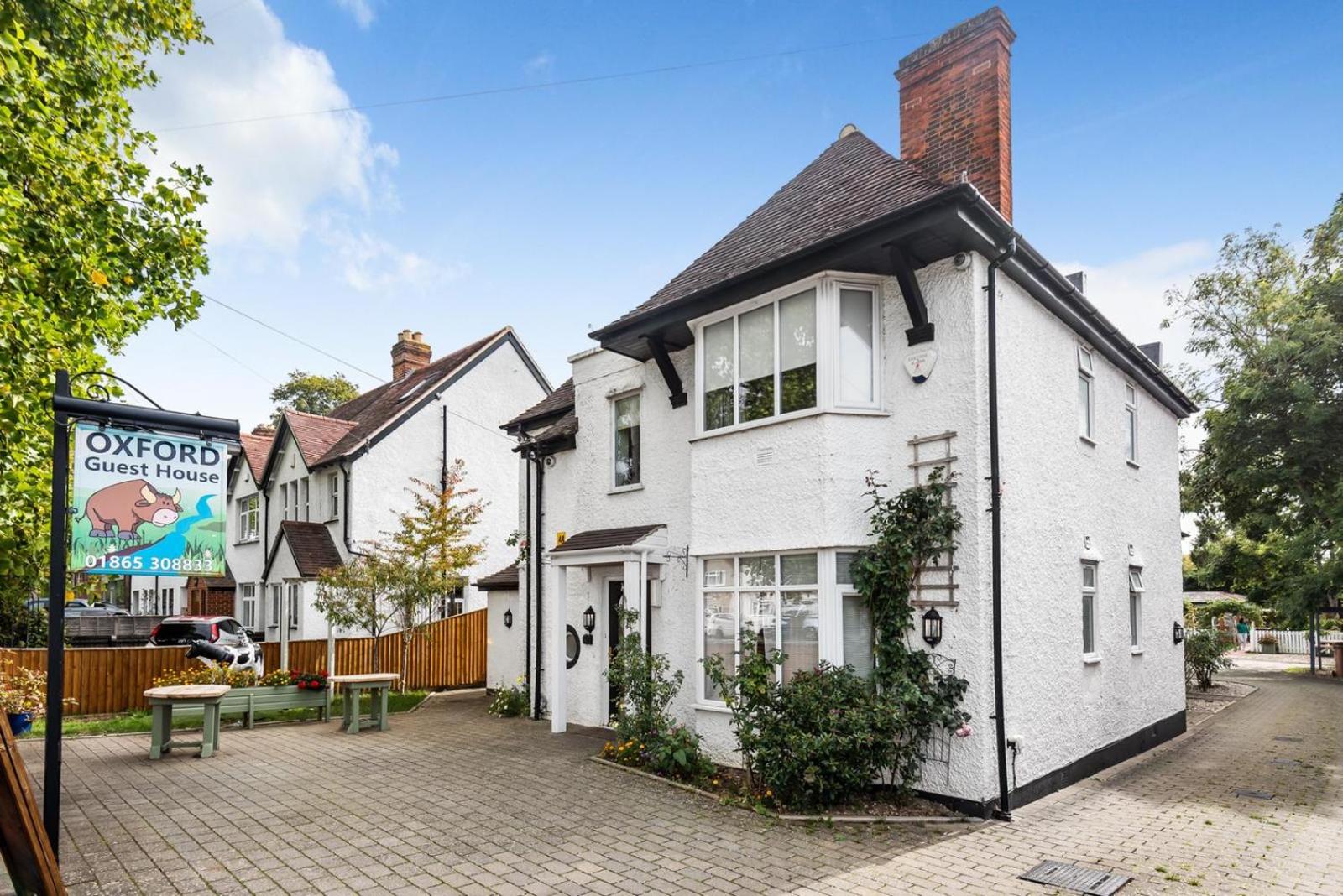 Hotel Oxford Guest House - Image 1