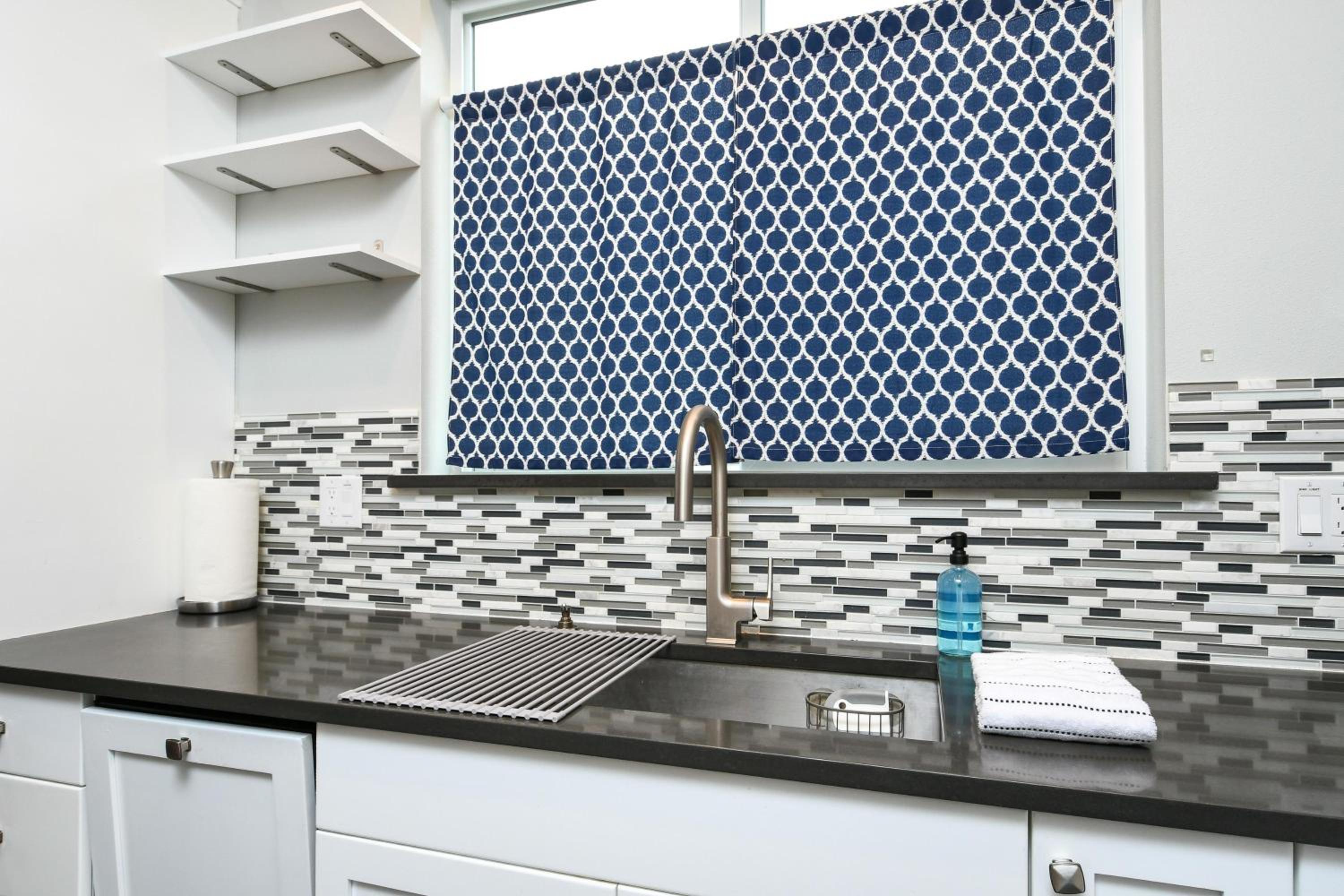 Vancouver Vacations - 'couve Guesthouse Suite Close To Pdx - Property Image 3