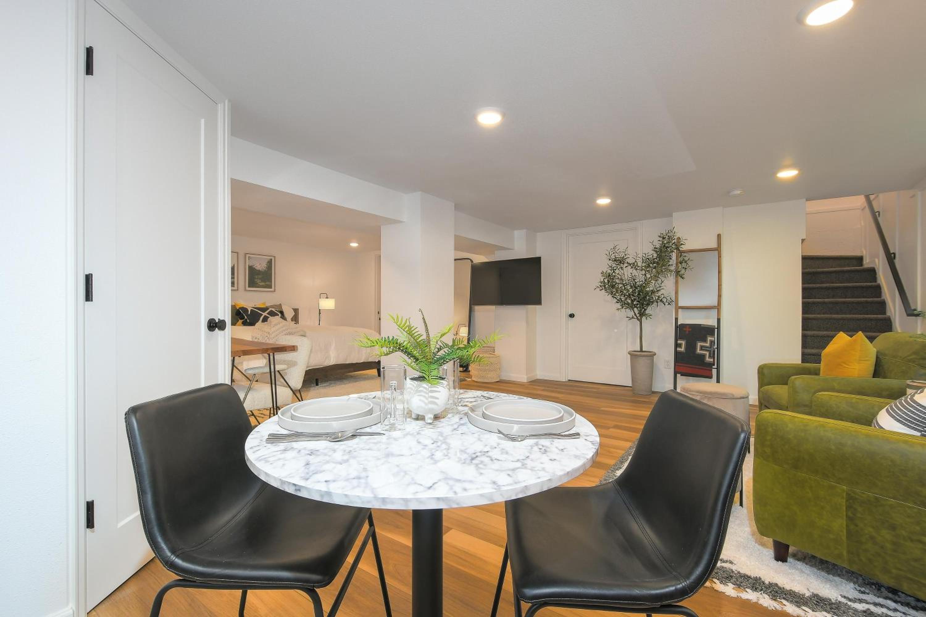 Bright & Modern Basement Apartment DT N'hood