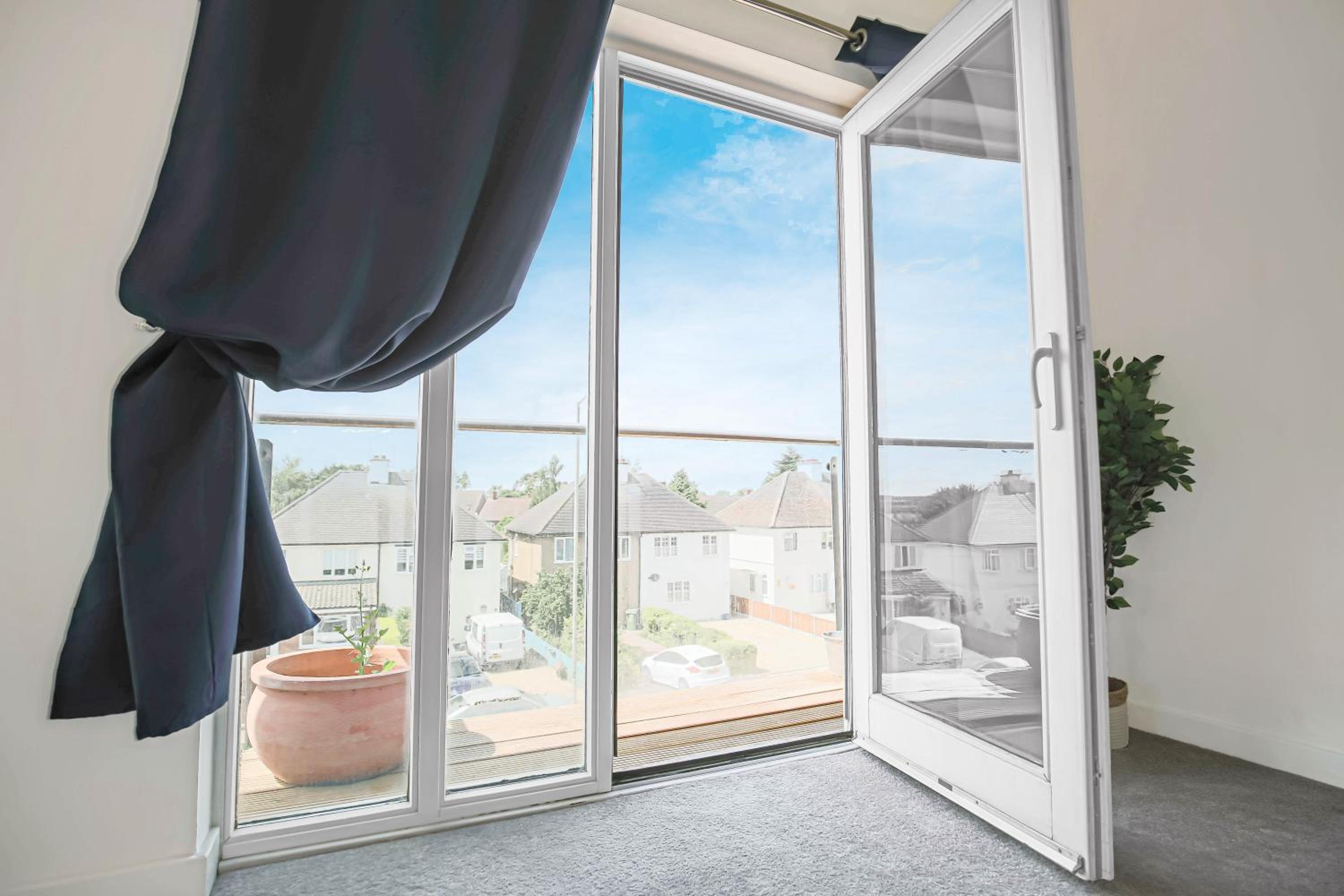 Stylish 2 Bedroom Duplex Apartment - Close to City Centre - Balcony, Free Parking, Self-Check-In, Fast Wifi & Smart TVs by Yoko Property, photo 17