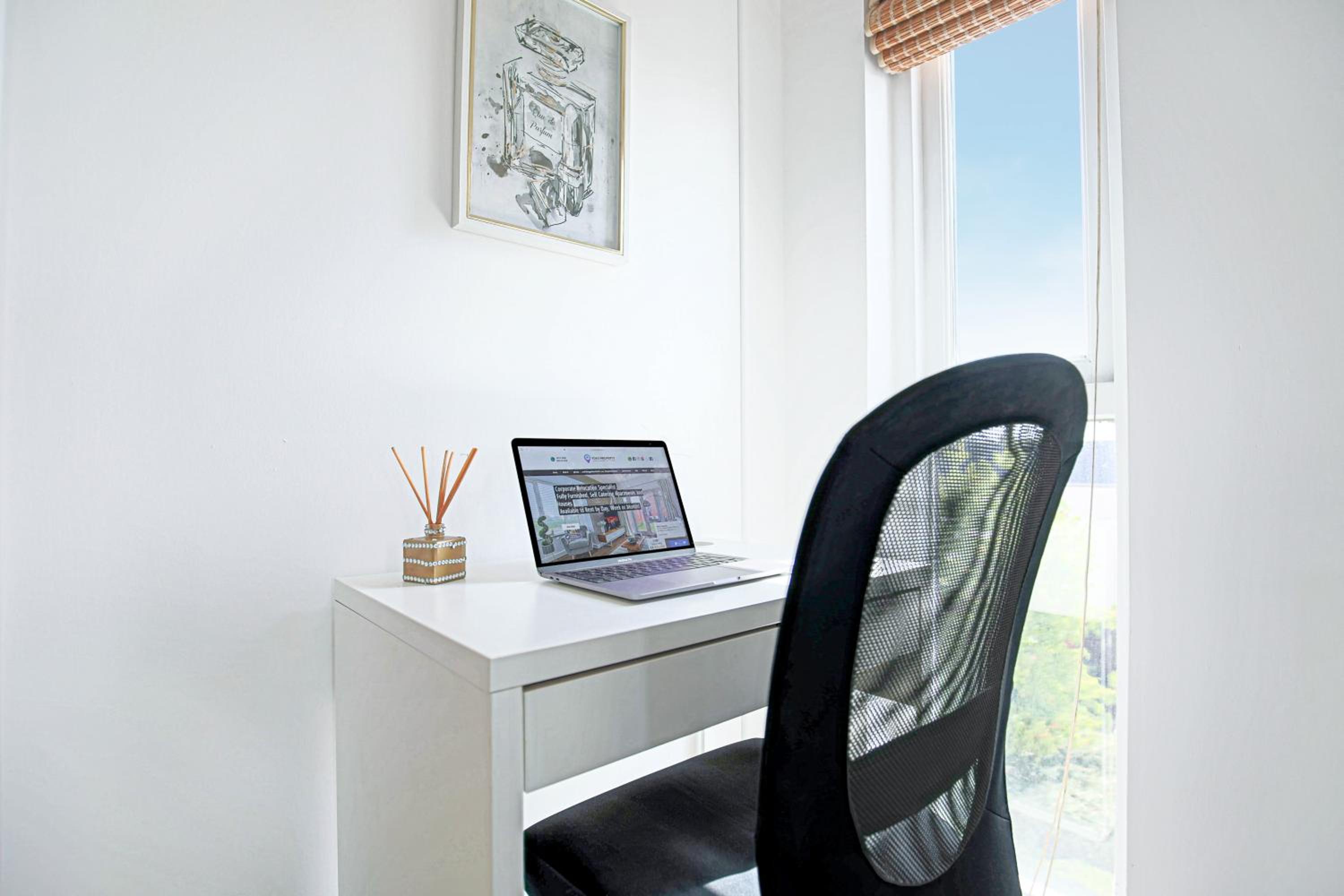 Stylish 2 Bedroom Duplex Apartment - Close to City Centre - Balcony, Free Parking, Self-Check-In, Fast Wifi & Smart TVs by Yoko Property, photo 28