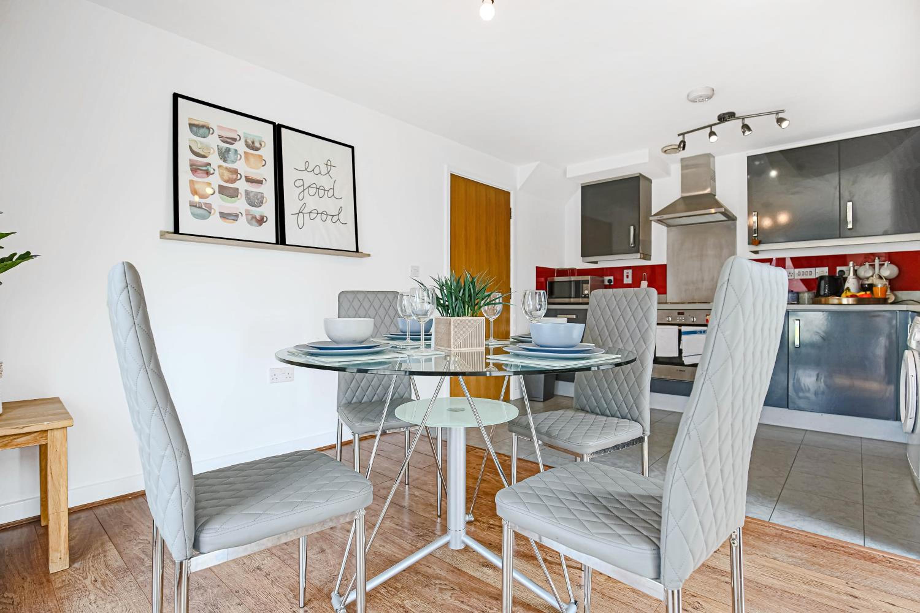 Stylish 2 Bedroom Duplex Apartment - Close to City Centre - Balcony, Free Parking, Self-Check-In, Fast Wifi & Smart TVs by Yoko Property, photo 6