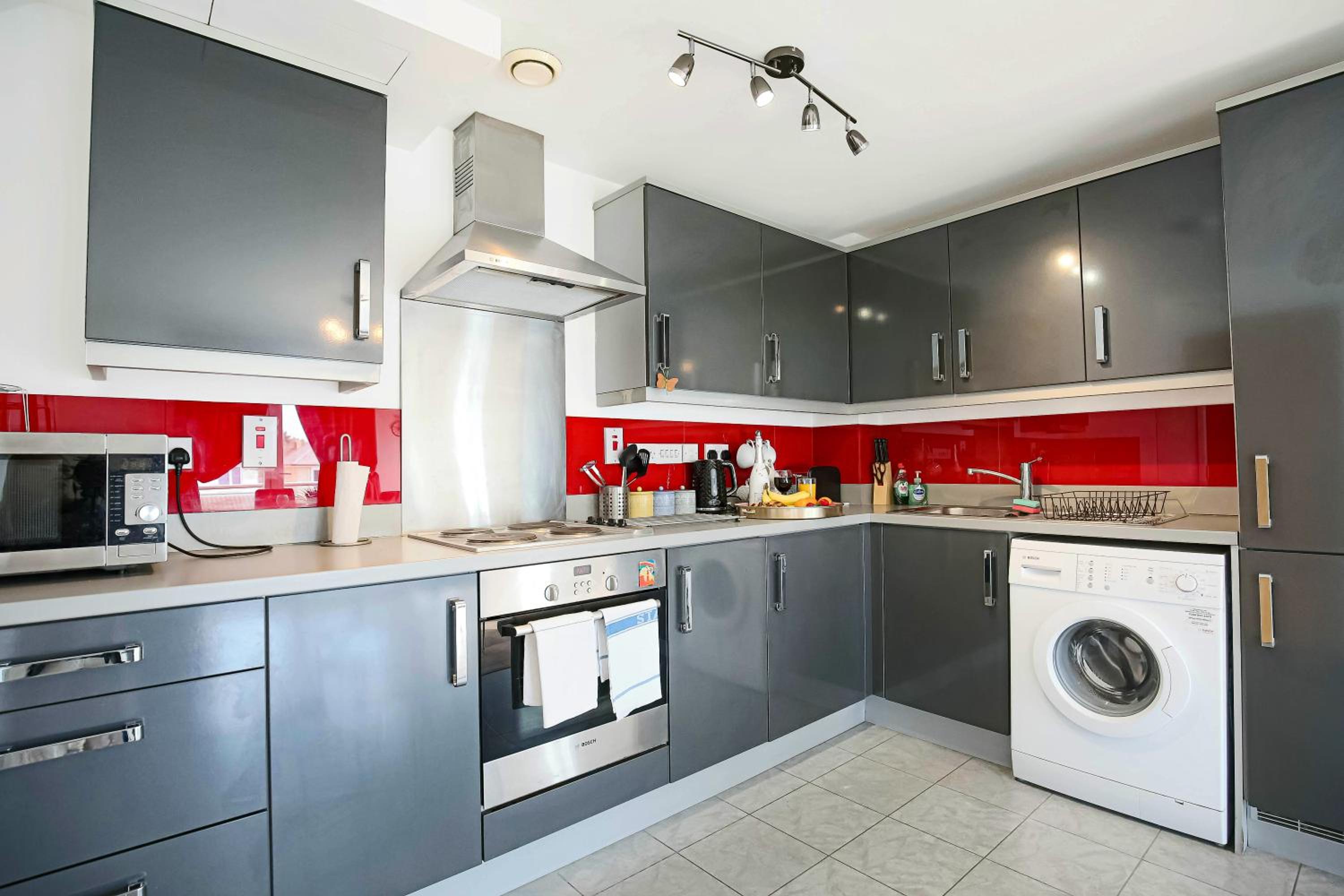 Stylish 2 Bedroom Duplex Apartment - Close to City Centre - Balcony, Free Parking, Self-Check-In, Fast Wifi & Smart TVs by Yoko Property, photo 7