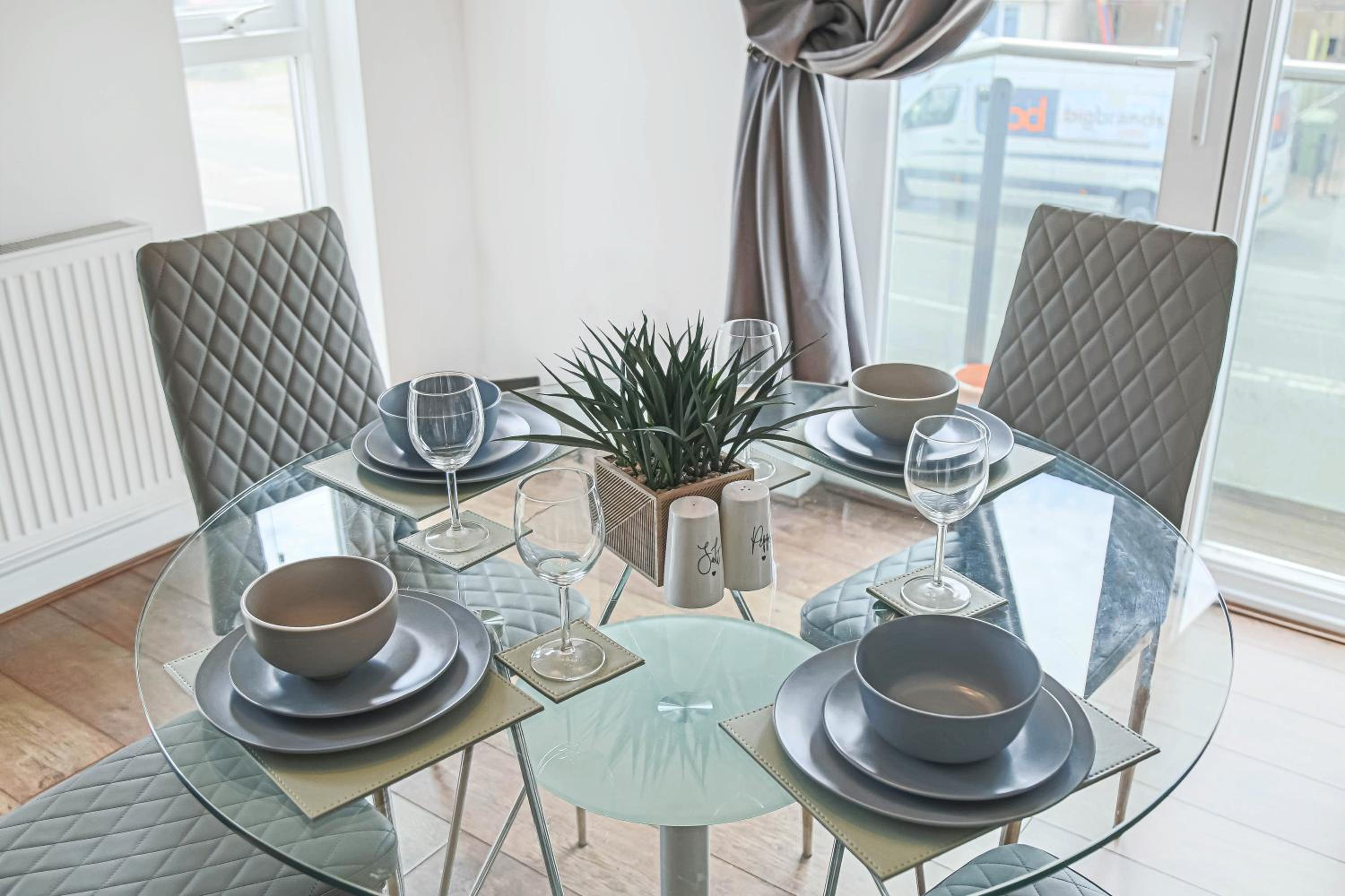 Stylish 2 Bedroom Duplex Apartment - Close to City Centre - Balcony, Free Parking, Self-Check-In, Fast Wifi & Smart TVs by Yoko Property, photo 4