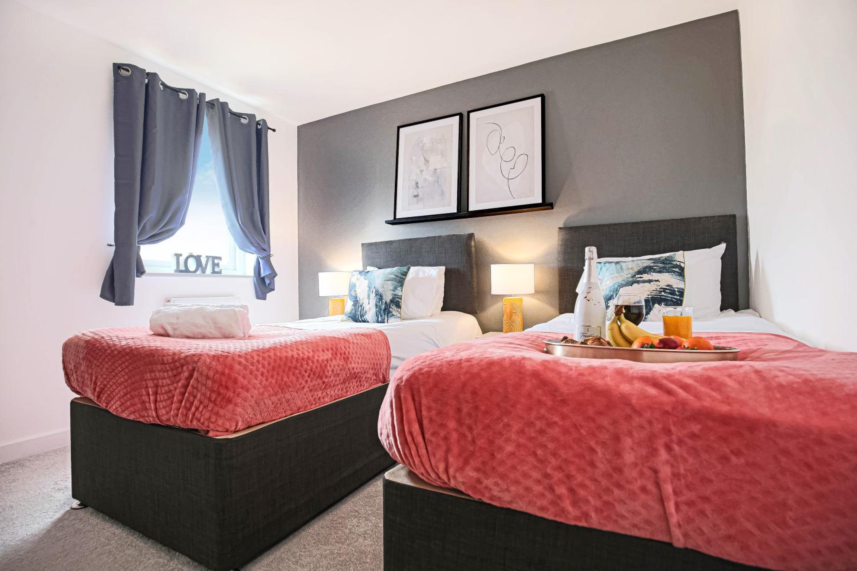 Stylish 2 Bedroom Duplex Apartment - Close to City Centre - Balcony, Free Parking, Self-Check-In, Fast Wifi & Smart TVs by Yoko Property, photo 12