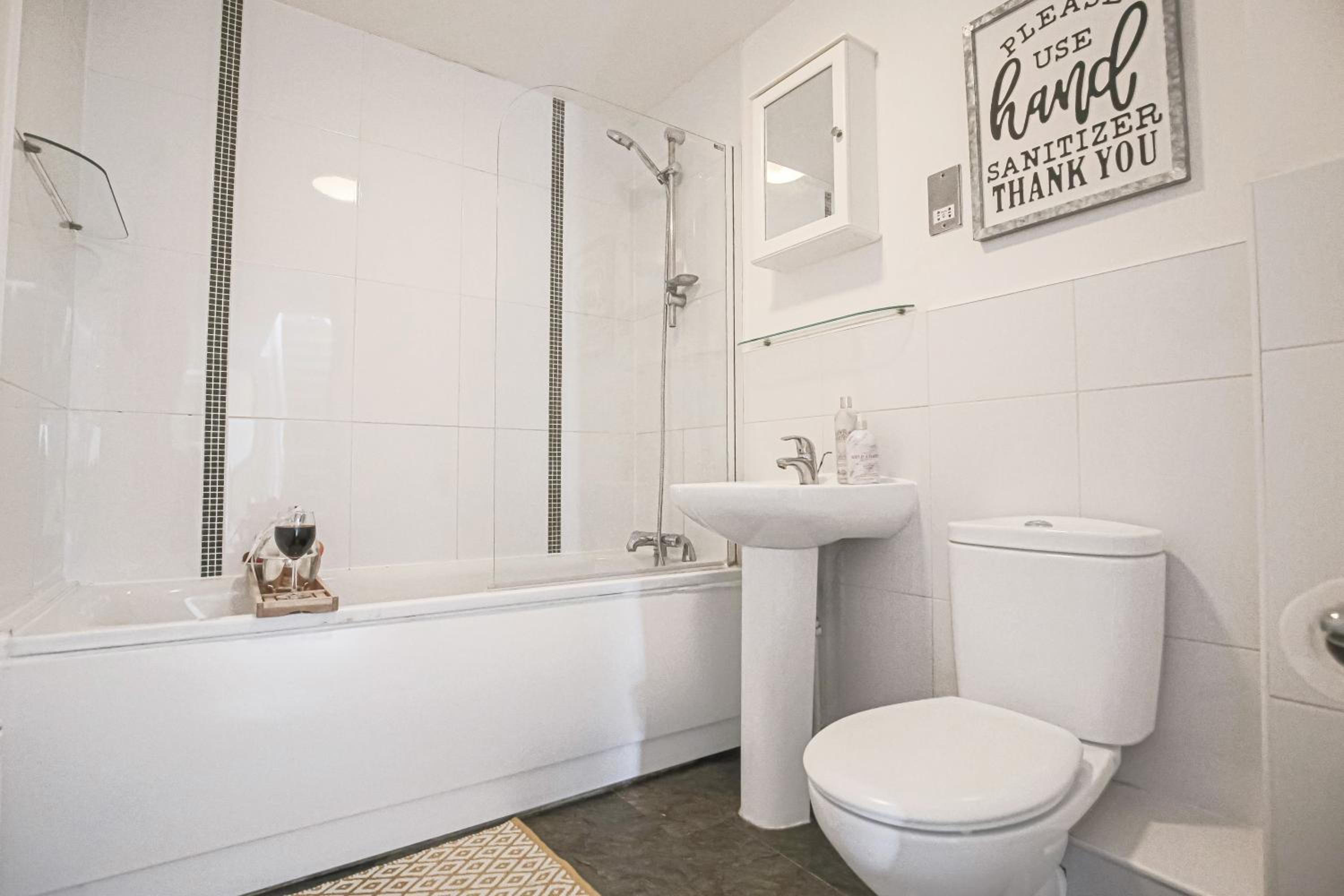 Stylish 2 Bedroom Duplex Apartment - Close to City Centre - Balcony, Free Parking, Self-Check-In, Fast Wifi & Smart TVs by Yoko Property, photo 3