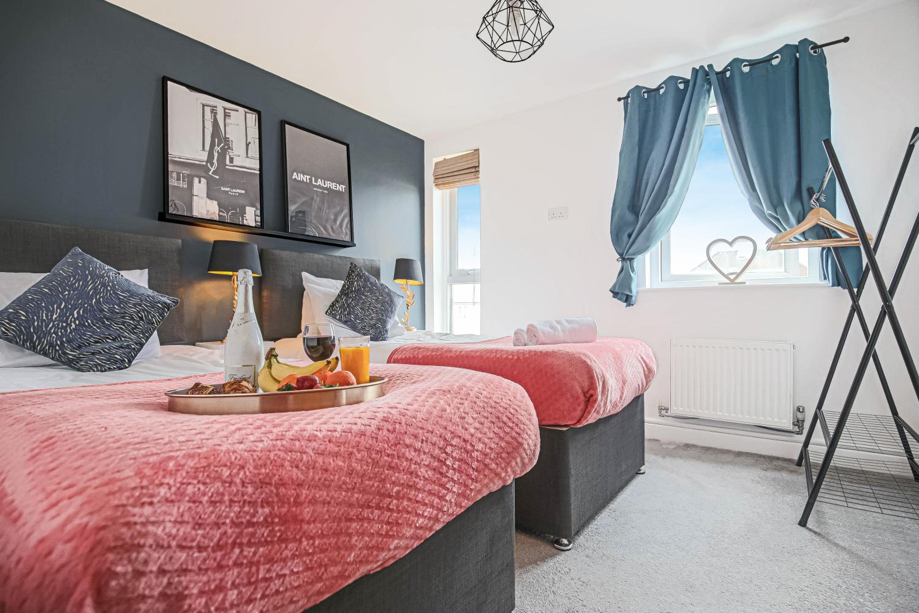 Stylish 2 Bedroom Duplex Apartment - Close to City Centre - Balcony, Free Parking, Self-Check-In, Fast Wifi & Smart TVs by Yoko Property, photo 9