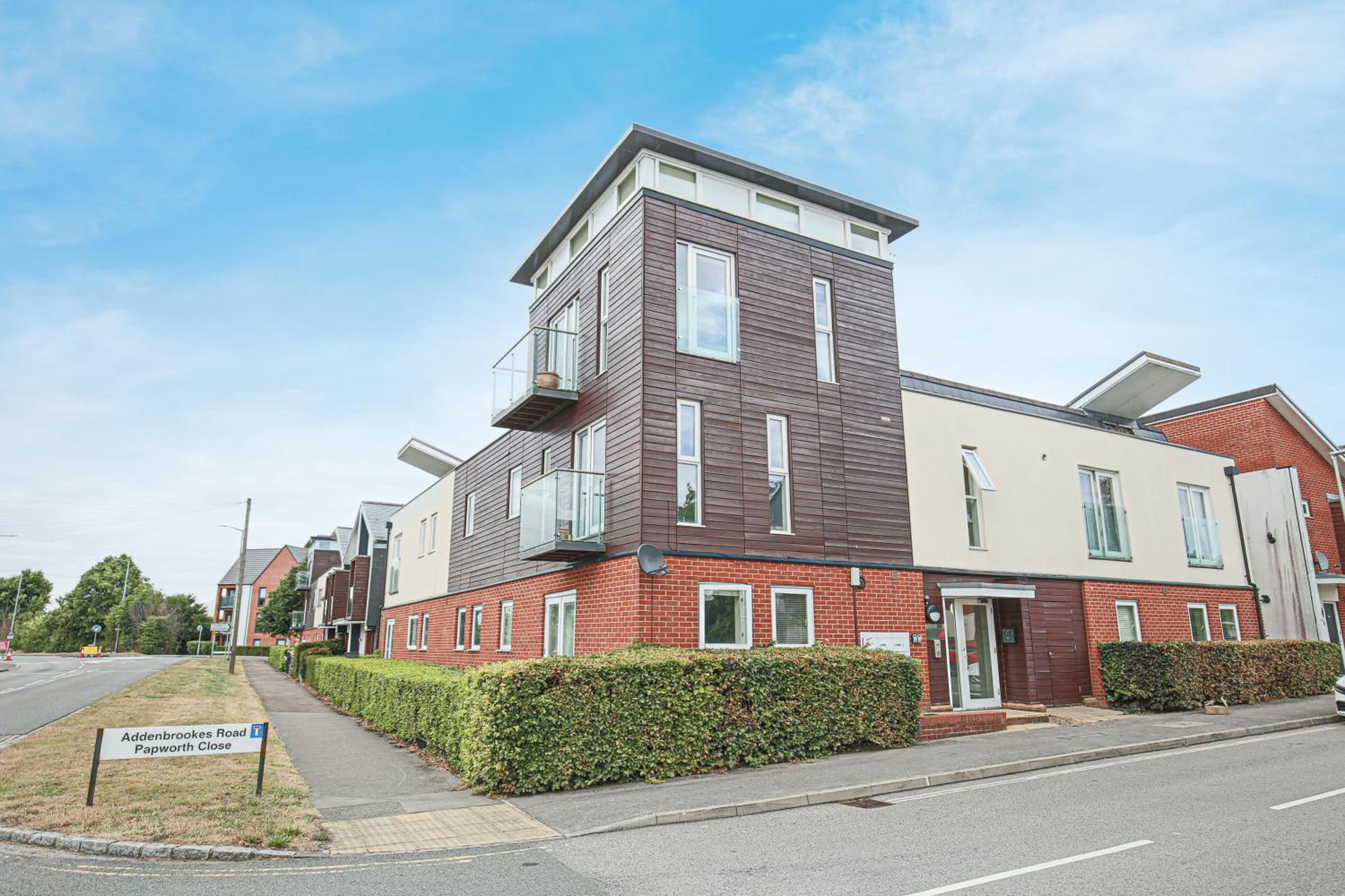 Stylish 2 Bedroom Duplex Apartment - Close to City Centre - Balcony, Free Parking, Self-Check-In, Fast Wifi & Smart TVs by Yoko Property