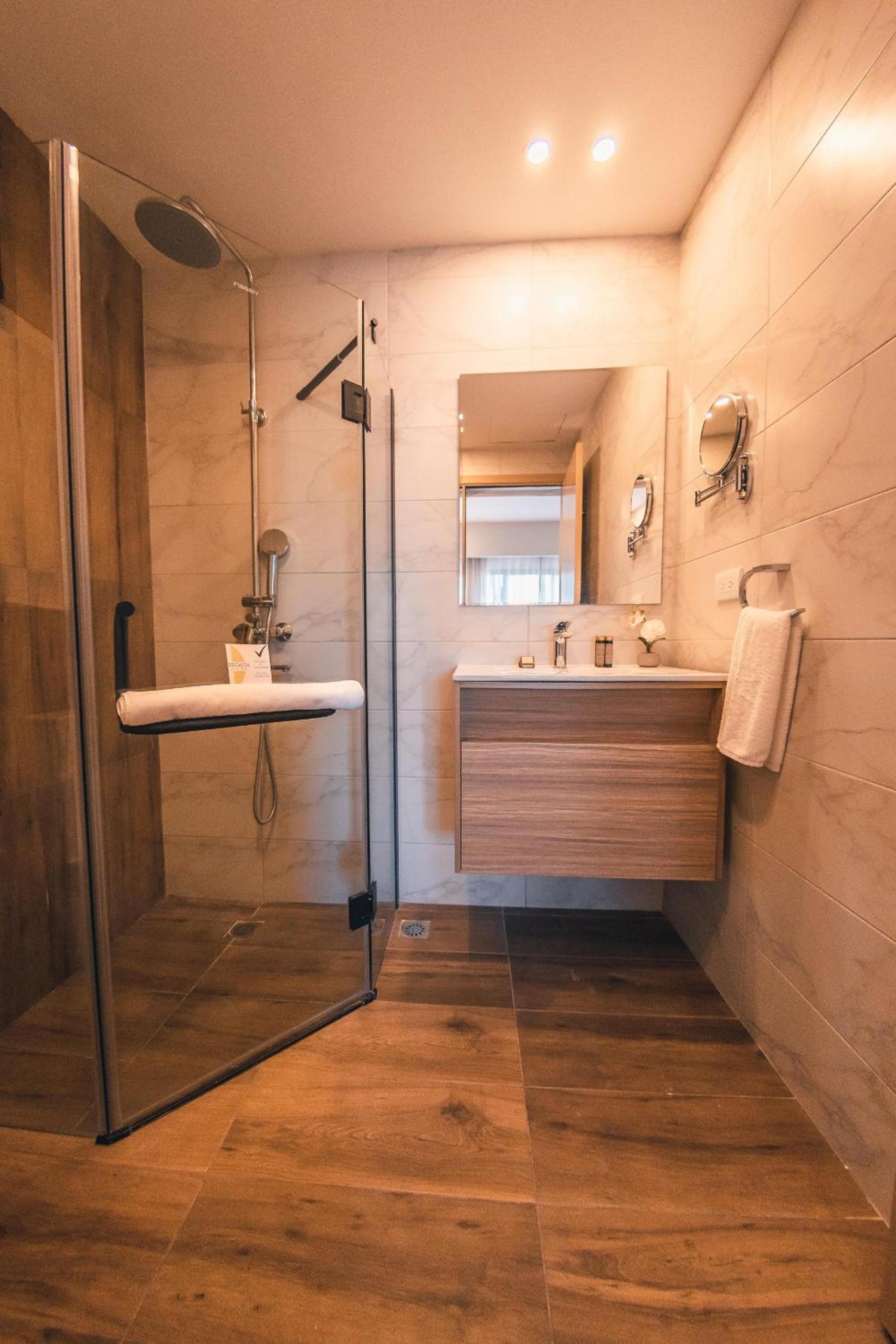 Fully Serviced Apartment at Regatta Living - 3B view 4