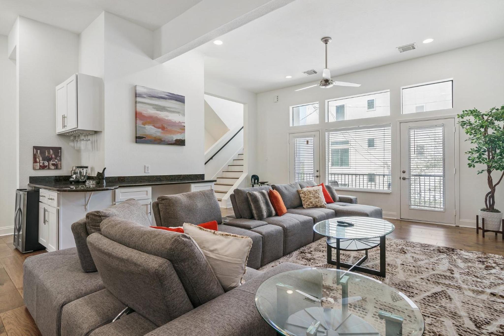 Lavish Downtown Home with Stunning Rooftop Deck Views view 3
