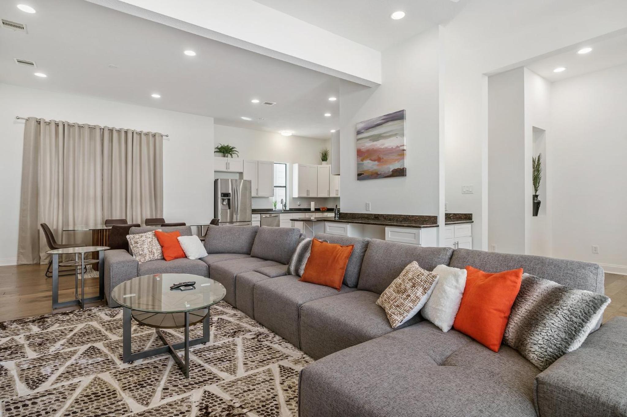 Lavish Downtown Home with Stunning Rooftop Deck Views view 4