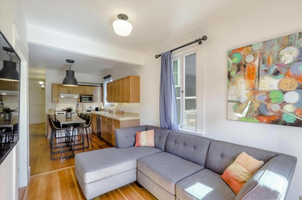 Light filled Condo 3 Bedrm with enclosed sunny backyard view 3