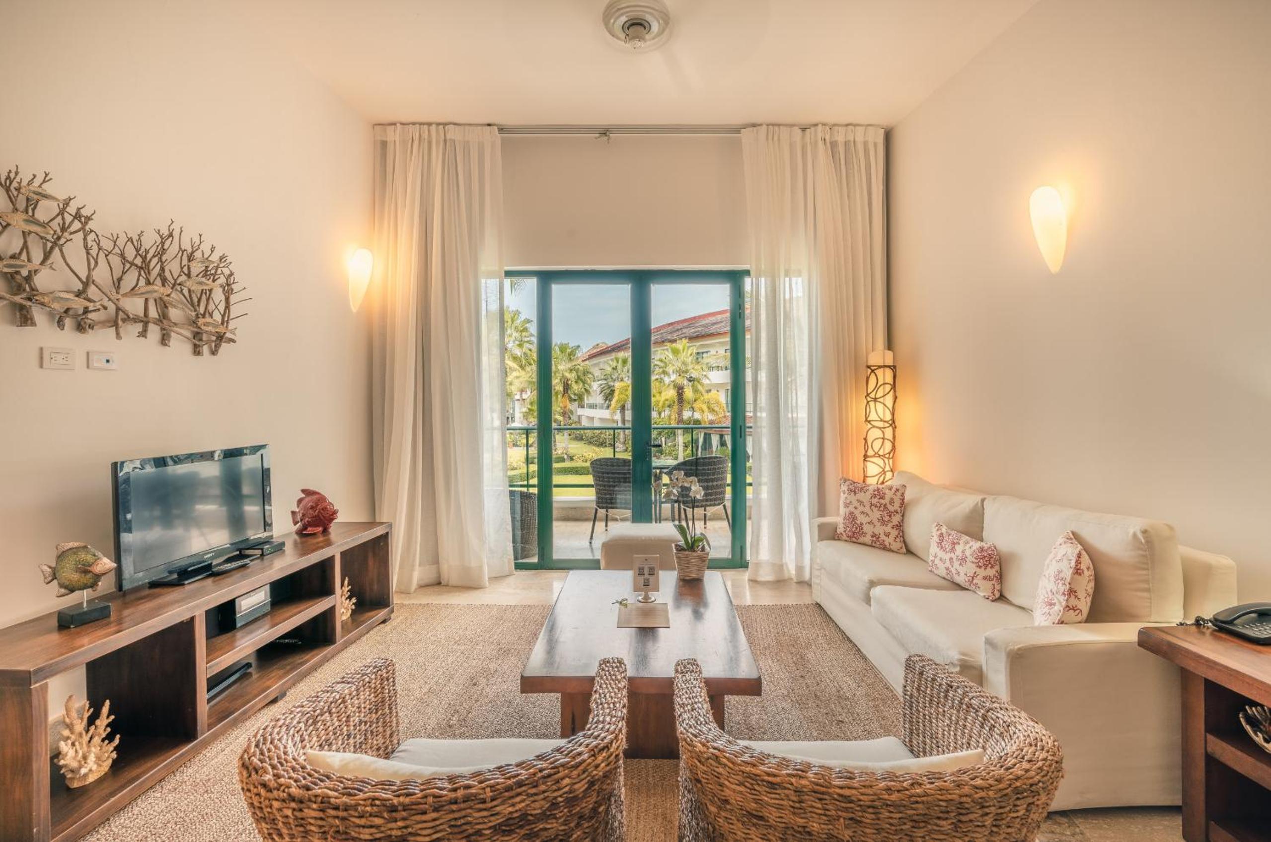 Go away to this charming apt at Sublime w private jacuzzi included view 2