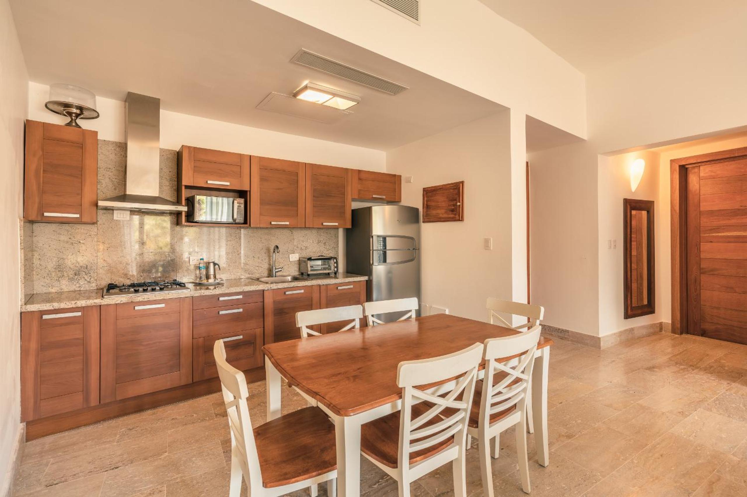 Go away to this charming apt at Sublime w private jacuzzi included view 5