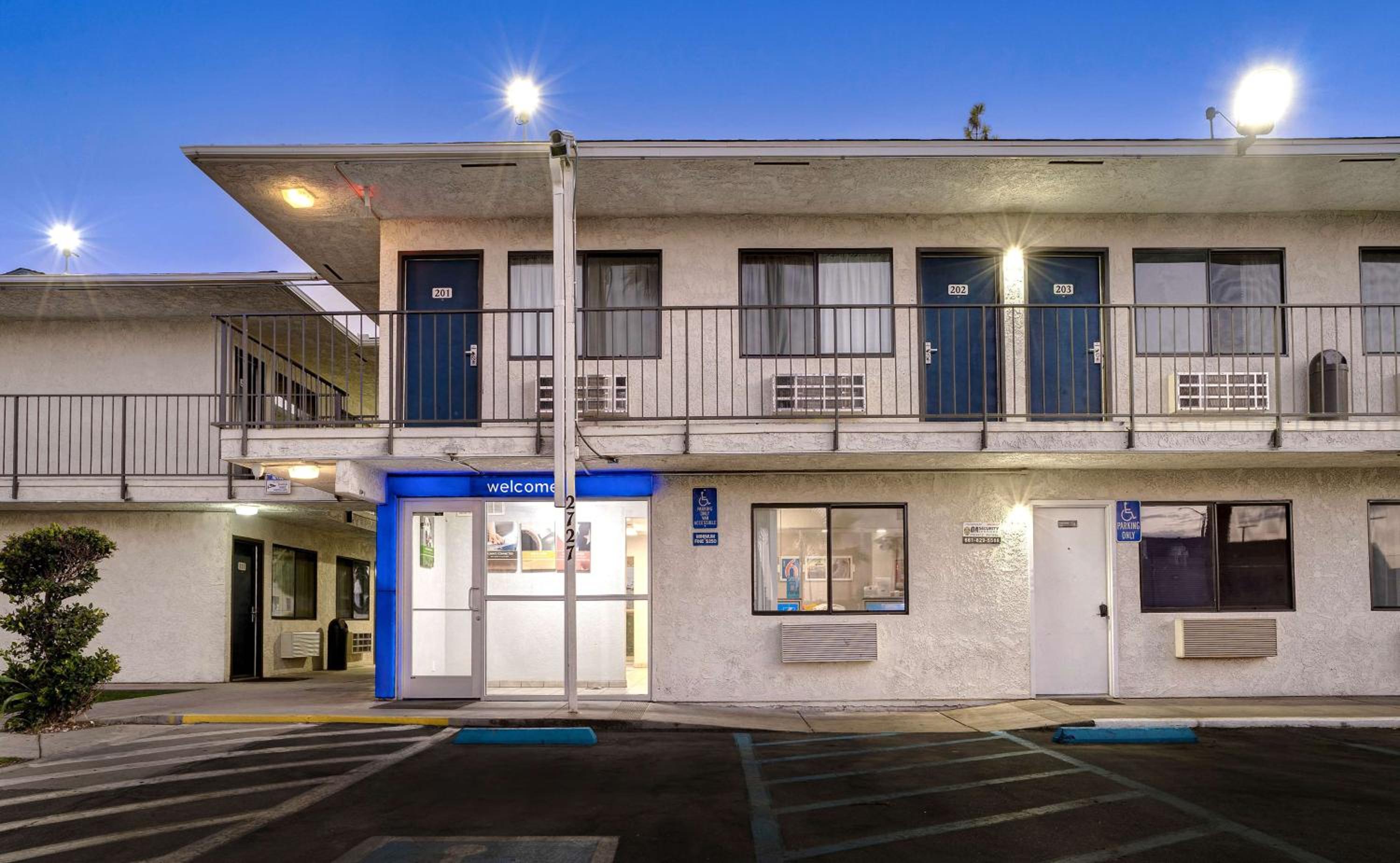 Hotel Motel 6-Bakersfield, CA - South - Image 1