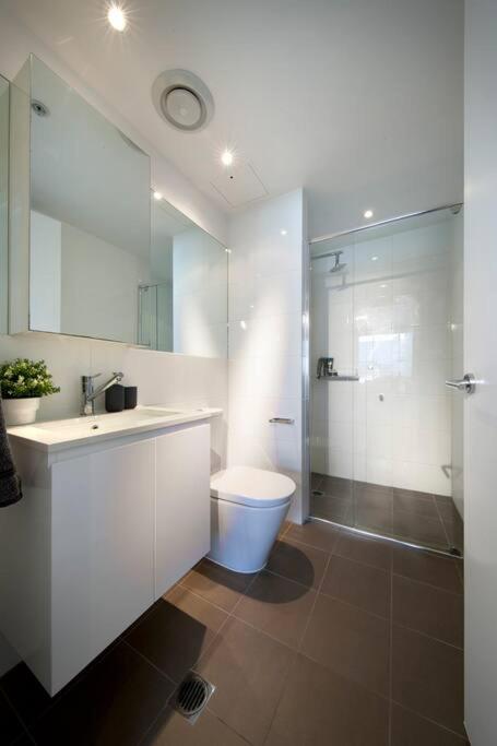 Luxury Overlooking Hindmarsh Sq with Pool & Gym