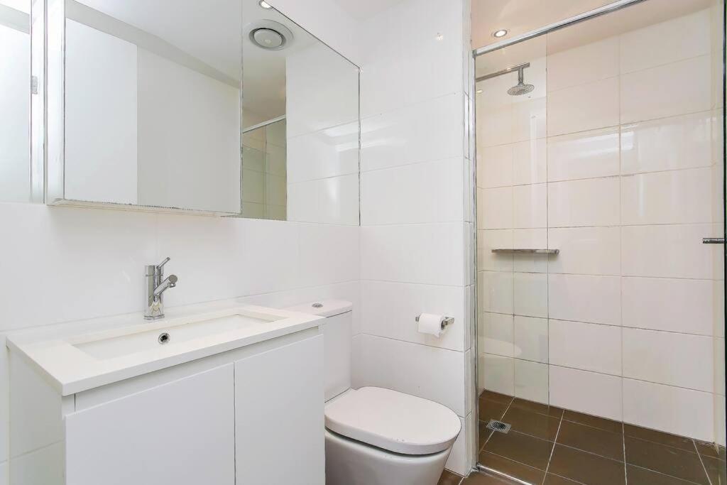 Luxury Overlooking Hindmarsh Sq with Pool & Gym