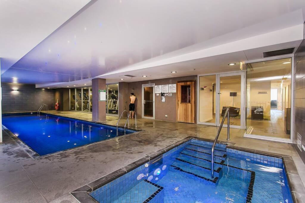 Marble CBD Luxury 2 Bedroom Apt Pool & Parking