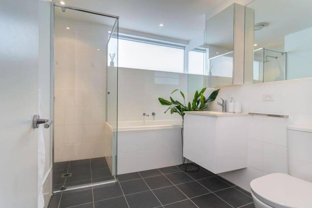 Marble CBD Luxury 2 Bedroom Apt Pool & Parking