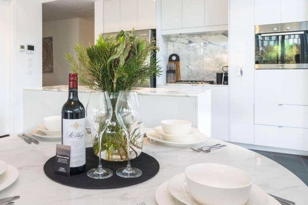 Marble CBD Luxury 2 Bedroom Apt Pool & Parking