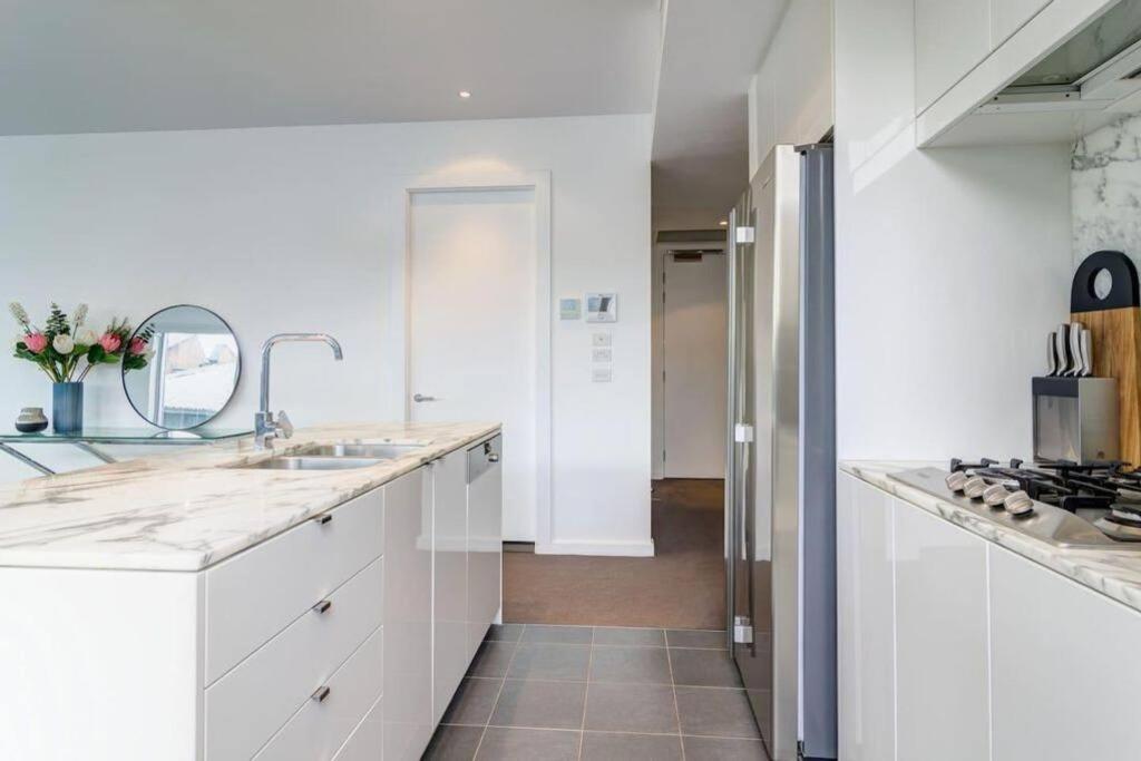 Marble CBD Luxury 2 Bedroom Apt Pool & Parking