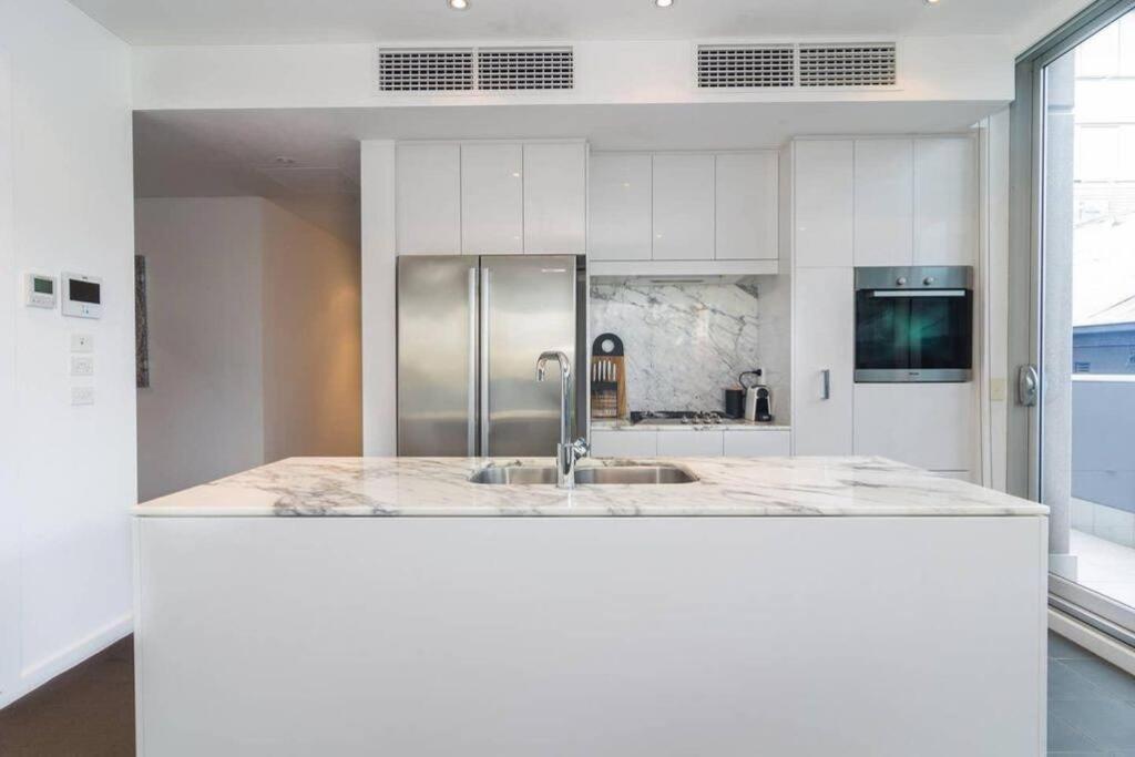 Marble CBD Luxury 2 Bedroom Apt Pool & Parking