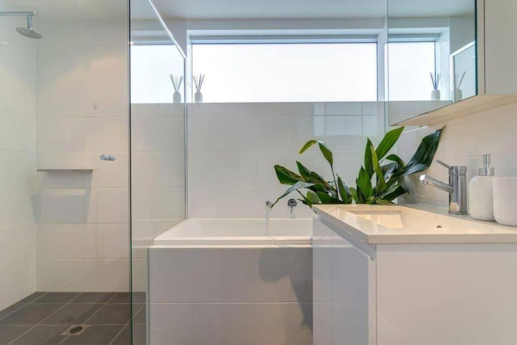 Marble CBD Luxury 2 Bedroom Apt Pool & Parking