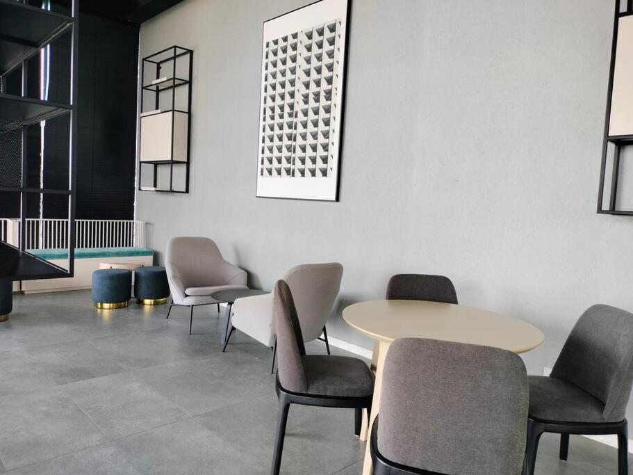 Cozy Oasis near Ikea TRX Mall King Size Bed 100mb