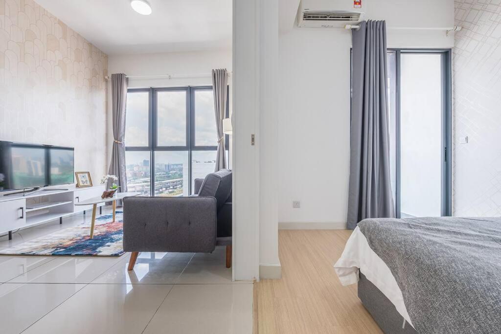 Cozy Oasis near Ikea TRX Mall King Size Bed 100mb